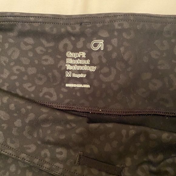 GapFit Blackout High Rise 7” Biker Shorts - Picture 3 of 3